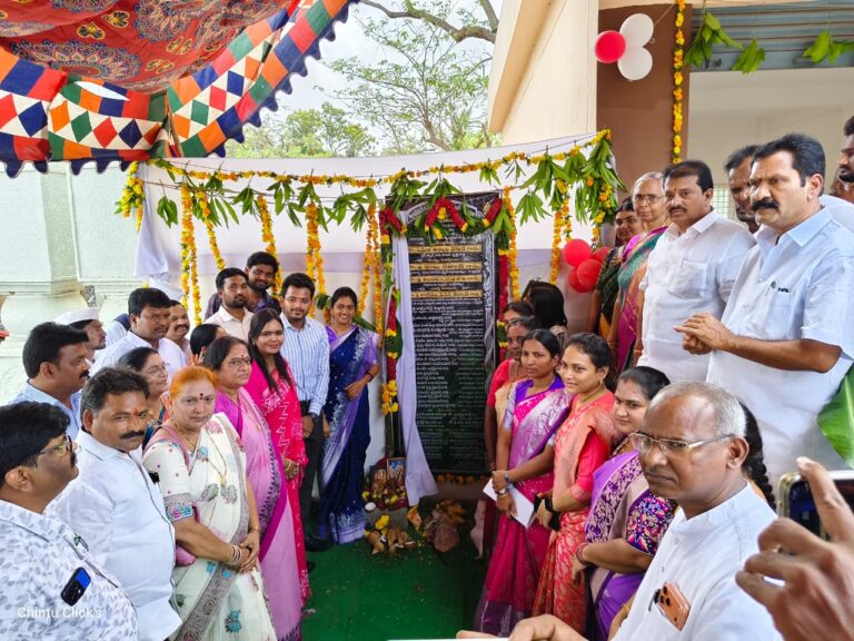 జిల్లా పరిషత్ కార్యాలయం ఆవరణంలో షాపింగ్ కాంప్లెక్స్లను  ప్రారంభించిన ఉప్పాల హారిక